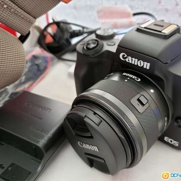 98% new canon m50 with 15-45 lowepro impluse 130