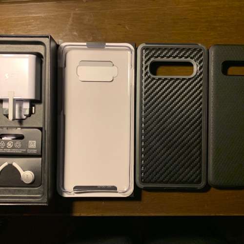 Samsung S10+ 原裝配件及二個手機榖 (Spigen & Defence)