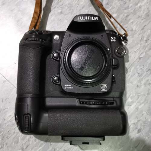 Fuji film S5 pro 數碼相機機身+ Nikon MB-D200直倒