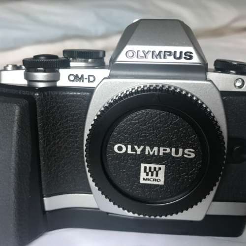 99% 新。沒有使用痕跡。Olympus OMD E-M10 (銀色) 連金屬手柄。合完美主意者。