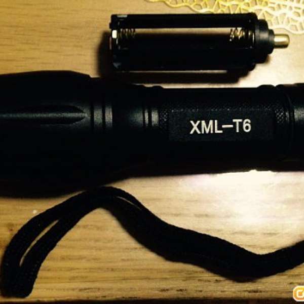 全新 XML T6 LED 強光變焦手電筒 (可用 AAA 電池 3 粒)