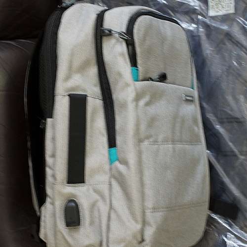 全新電腦背包/書包，側邊有手挽，有USB充电接口，合14" laptop