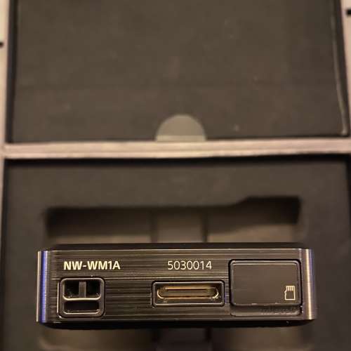 （近全新品）Sony WM1A 黑磚