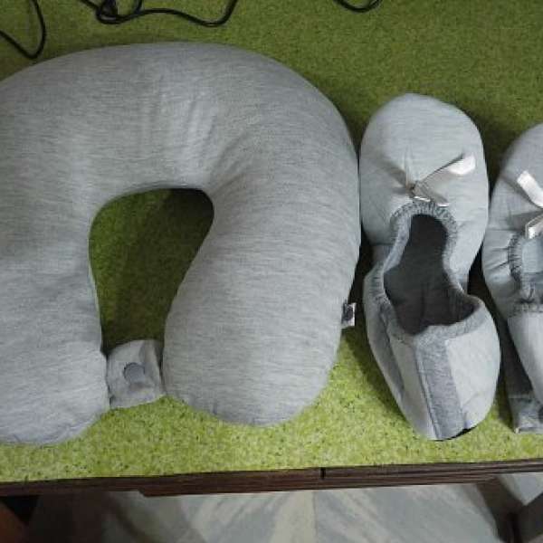 全新 Crabtree 灰色頸枕 1個 及灰色棉質拖鞋旅行套裝 1對