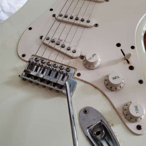 Fender 入門電結他連AMP & 無牌子木吉他 (學生/團體/慈善免費自取)
