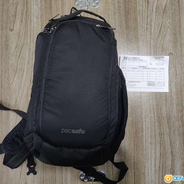 賣新款 99.9% New Pacsafe camsafe sling camera bag 防盜相機袋 (Not Peak Design)