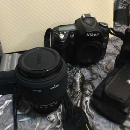 新淨Nikon D90 body + Sigma lens (18-105）+Meike 直倒+兩電及quick charger