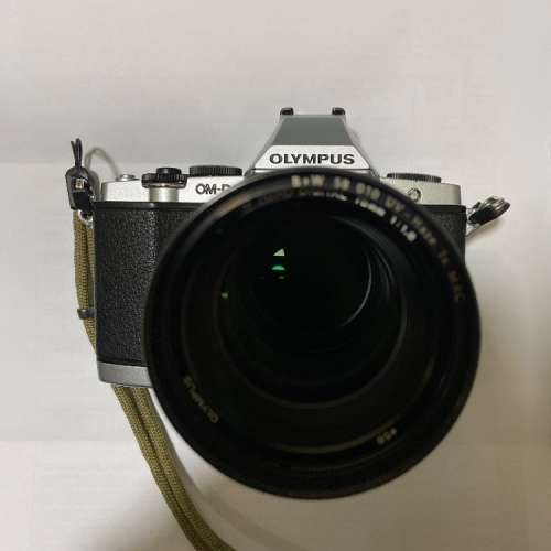 Olympus OMD EM5 + M.ZUIKO digital 75mm 鏡頭 送原厰遮光罩+原厰手柄+相機袋連電池...