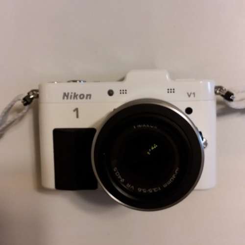 Nikon 1 V1 body+10-30 mm lense,90% new.white colour