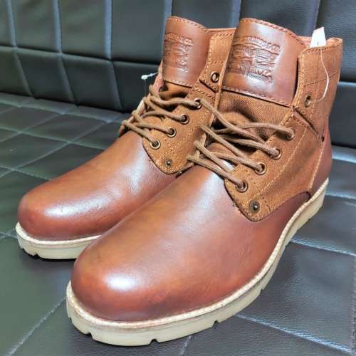 Levi's shoes 買2對8折100％ 全新