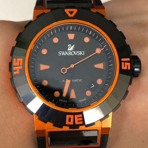 Swarovski Octea Abyssal 1124149,44mm 黑色 PVD 的磨砂橘色鋁質錶殼，時尚感十足，...