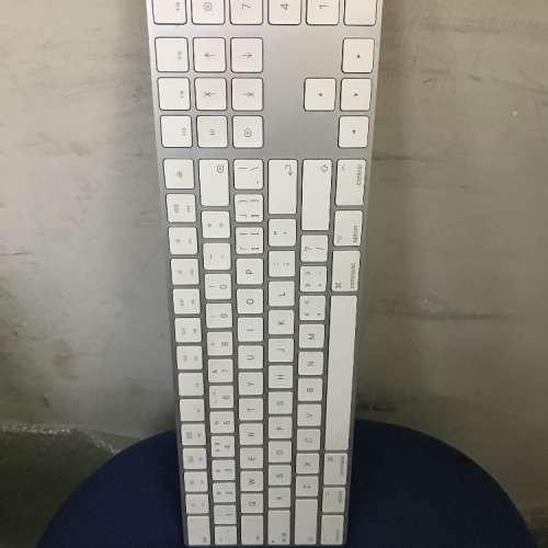 APPLE 第二代 無線Keyboard 有number pad  700元