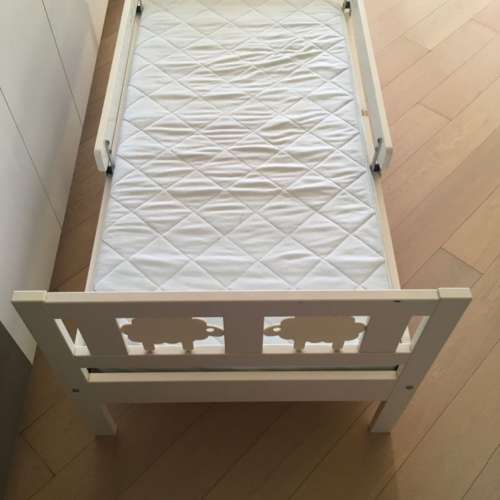 IKEA Kritter 白色兒童床架連床條板 Vikare 白色護欄 和 Vyssa Vackert 藍色兒童獨...