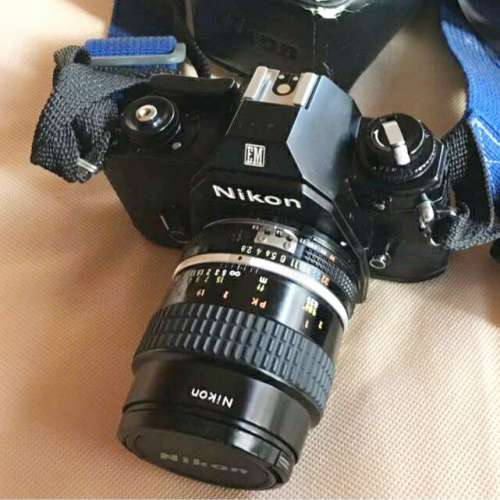 Nikon EM 菲林相機 連 Nikon 55mm f/2.8 標準微距鏡王。