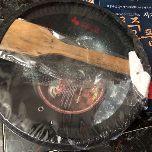 100% 新 30cm 麥飯石不粘鍋 （奉送木鑊鏟一個）电磁炉也可以使用 (特價：$200)