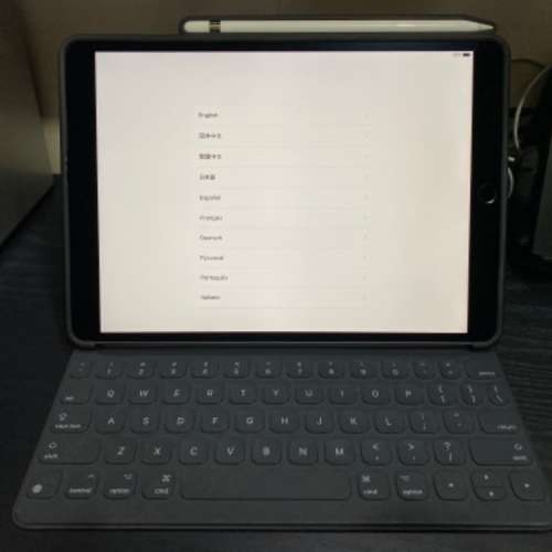 iPad Pro 10.5 256GB WiFi 灰色+ Pencil + Smart Keyboard + 幾個保護套