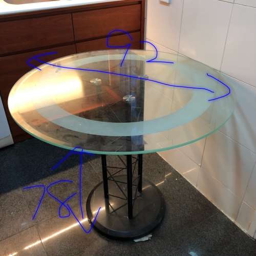 Round glass dinning table for free 免費