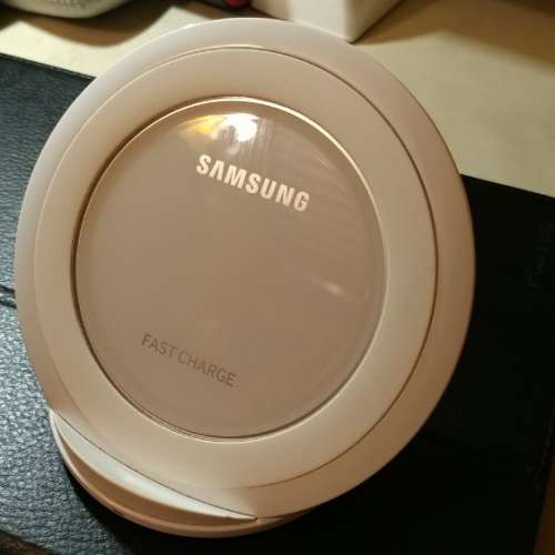 Samsung Fast Charge 原裝無線充電器一個 EP-NG930