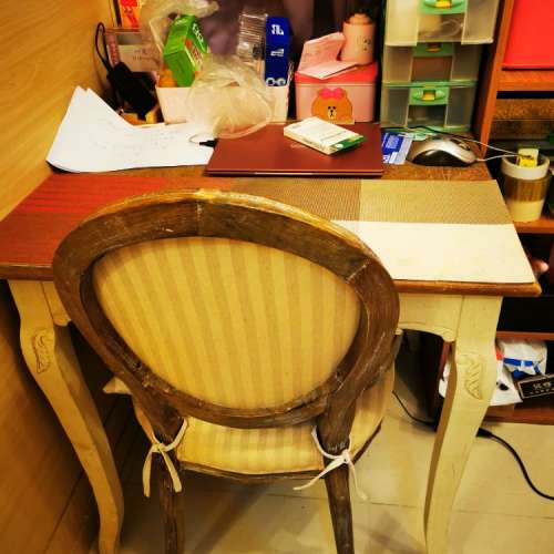 90% new 實木檯 Solid Wood Table with one Chair