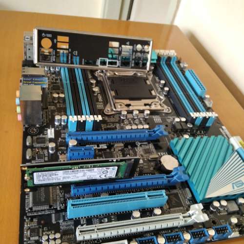 (支援PCIex4 NVMe) ASUS P9X79主板連背板 (運作正常 已更新最新BIOS 4701)