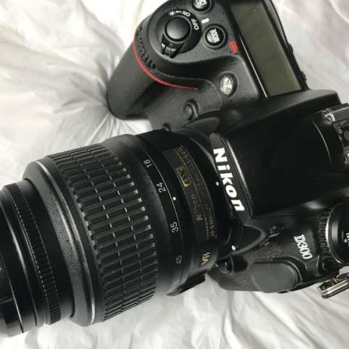 Nikon D300 中階機，3 吋大芒。原廠電池及充電器。