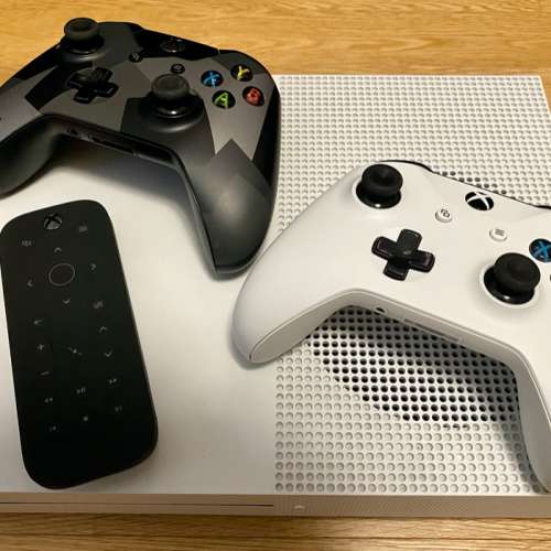 80% new Xbox One S 500GB with 2 controllers and media remote