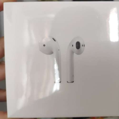 100 % new 未開盒AirPods (2nd Generation) with charging case