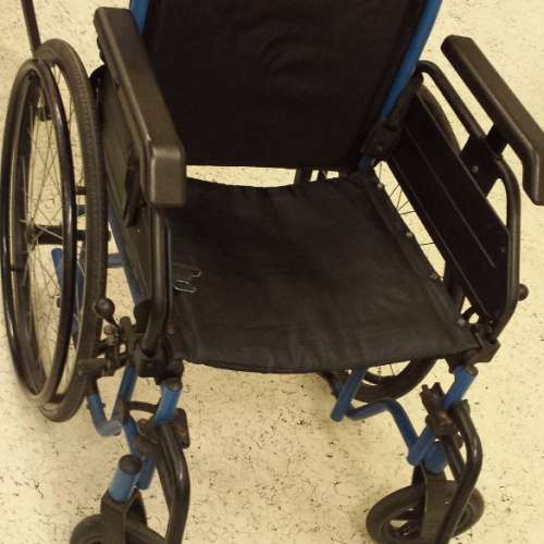 V-Chair Wheel Chair輪椅, 可摺疊, 有停車製, 免充氣輪, 新舊如圖.