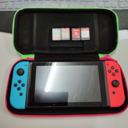 Nintendo Switch 大機，全套連4只Game