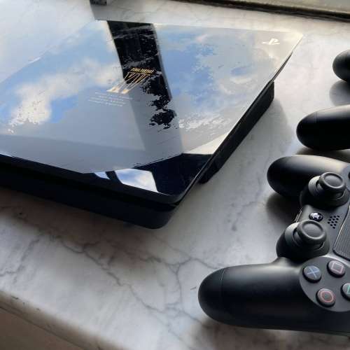 黑色ps4 Slim 1TB with 2 controller