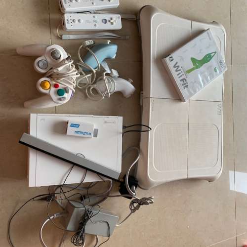 一套 Wii 兩個遙控手制連 正版Wii Fit遊戲