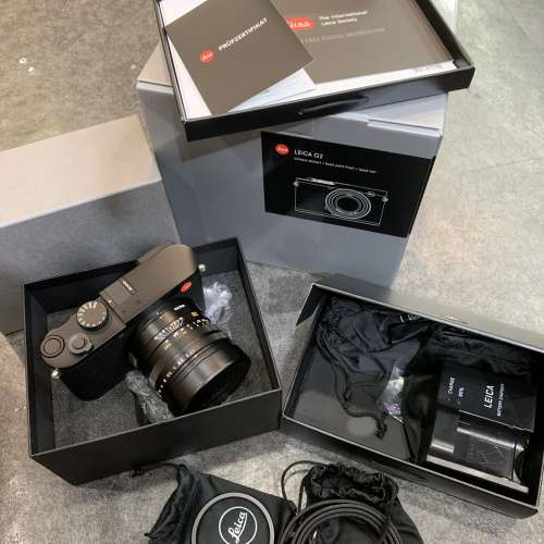 98% Leica Q2 full packages