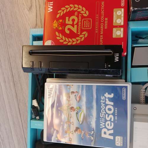 Wii  Resort 全套 黑色鋼琴面新版機身 連四隻原裝遊戲