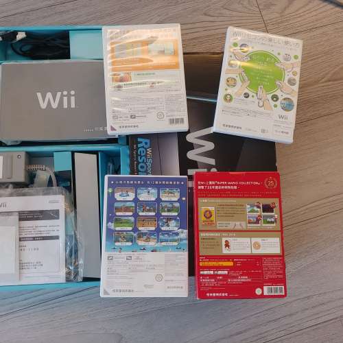 Wii  Resort 全套 黑色鋼琴面新版機身 連四隻原裝遊戲