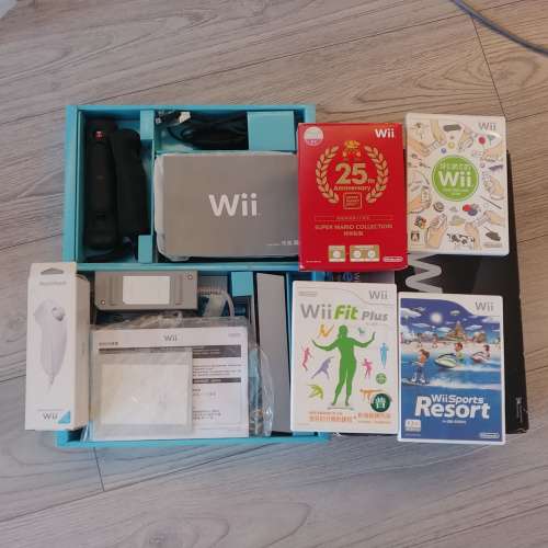 Wii  Resort 全套 黑色鋼琴面新版機身 連四隻原裝遊戲