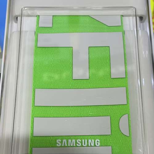 全新未開封三星Samsung原裝白色galaxy Flip 3 silicon cover with strap手機殼