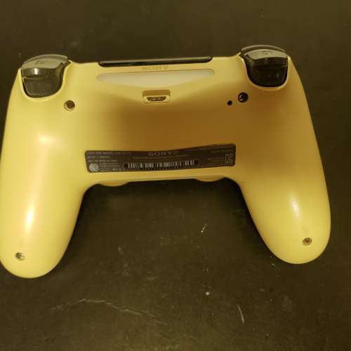 急出原裝98％二代ps4手制一個，全正常。