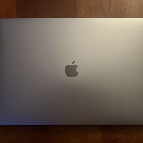 MacBook Pro 16" (2019) w/ Touch Bar 2.6GHz i7/ 16GB ram/ 512GB/ Radeon Pro 5300M