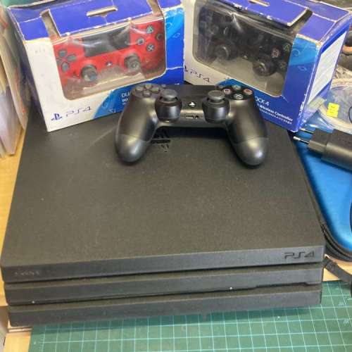 PS4 Pro 1TB (3手制+6遊戲）