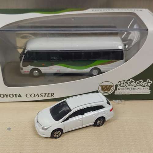 全新Toyota 車2架( 1/76冠忠24座小巴及Tomica白色私家車)