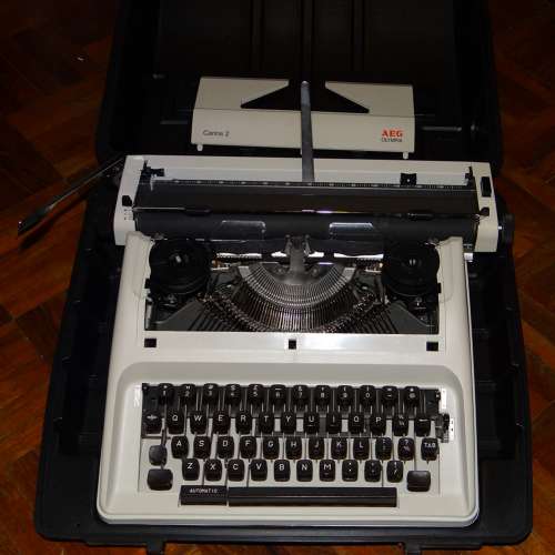 AEG Olympia Carina 2 舊式打字機 vintage typewriter + 可攜帶膠盒