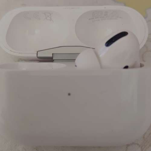 放Airpods pro(右耳+電盒）