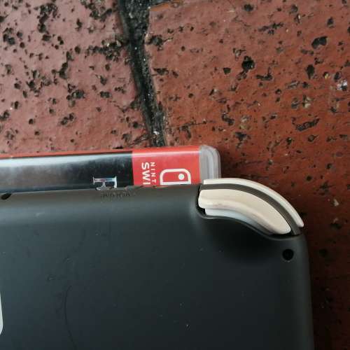 Switch一部 售七百元