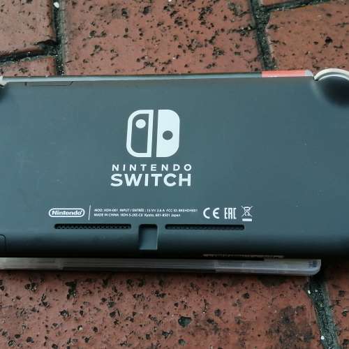 Switch一部 售七百元
