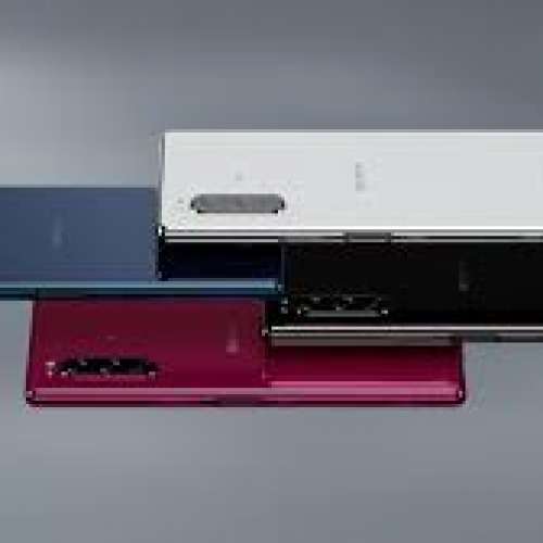Sony Xperia 5 或者 Xperia 1 紅／白