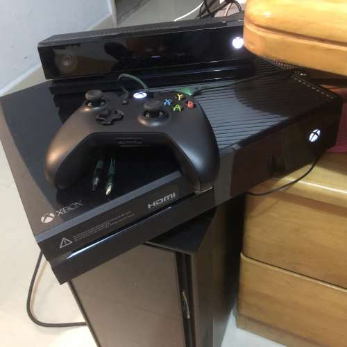 Xbox One 黑色主機跟一個手製， Kinec ，火牛