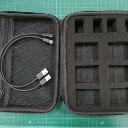 100% New 收納盒 + 兩條 USB C 充電線  （不是售賣 Comica BOOM X-D D2 無線咪 !!! ）