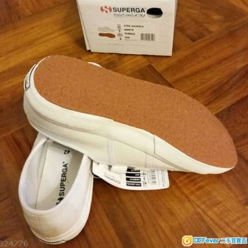 意大利國民鞋Superga，黑，白，各一(只放其中一對)
