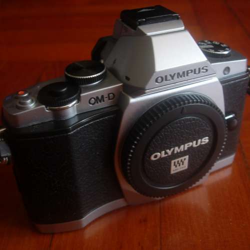 銀色 ~ Olympus OM-D E-M5  無反相機