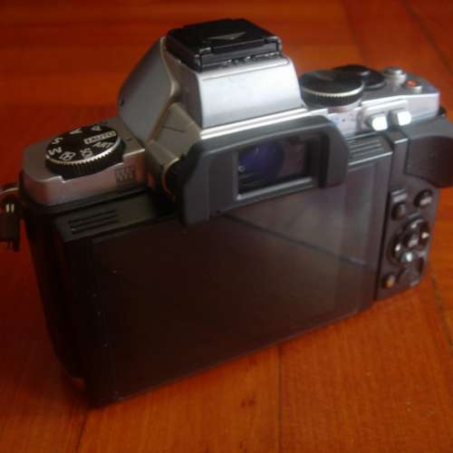 銀色 ~ Olympus OM-D E-M5  無反相機